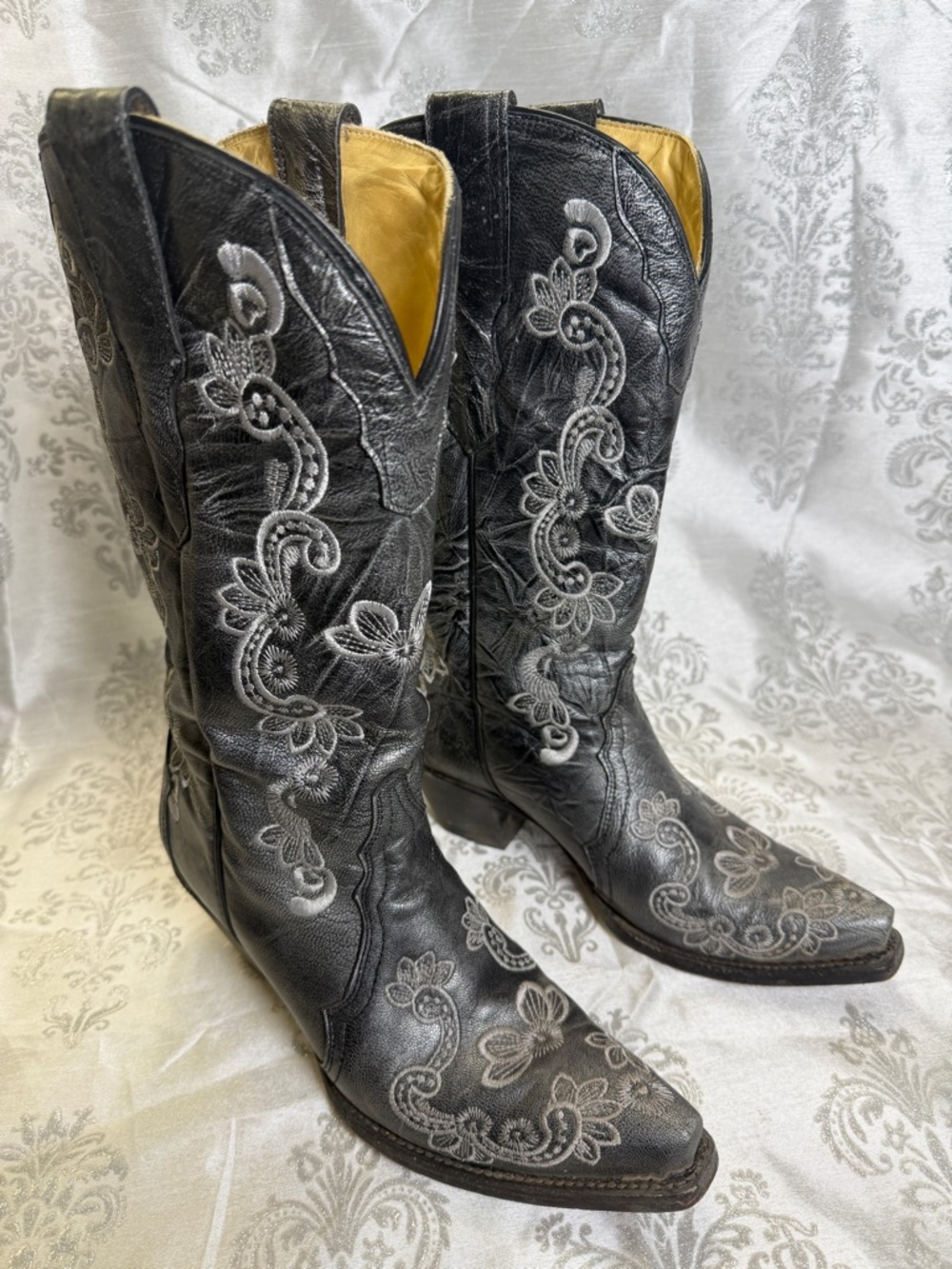Circle G Corral Embroidered Western Boots distressed leather embroidery 8 cowboy